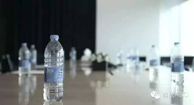 最成功的礦泉水包裝營(yíng)銷：只賣半瓶水，銷量卻提高652%
